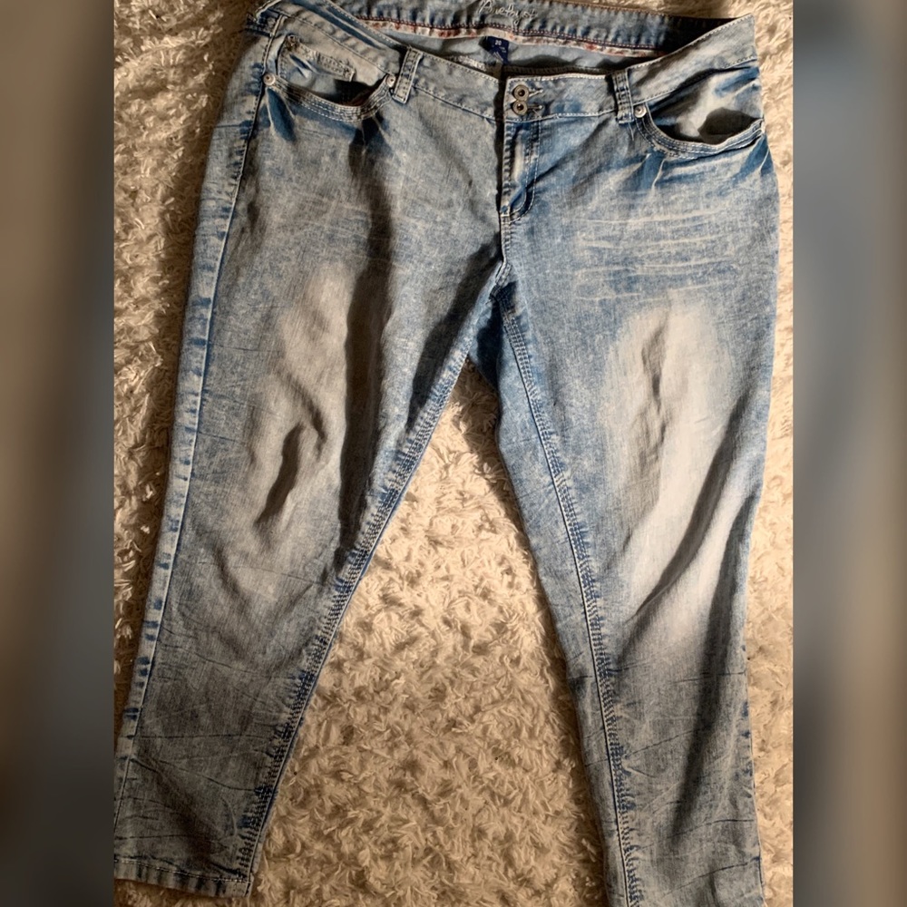 Light Wash Low-Rise Capri/skinny Jeans